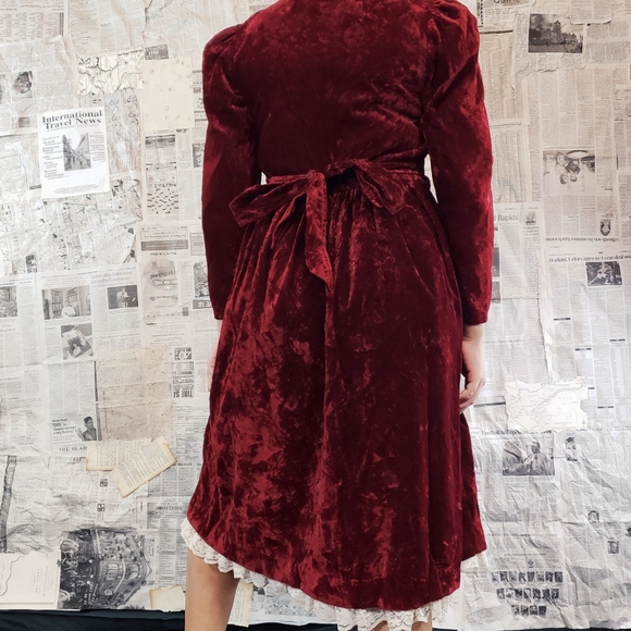 Vintage lightweight red velvet dress. - Picture 4 of 4